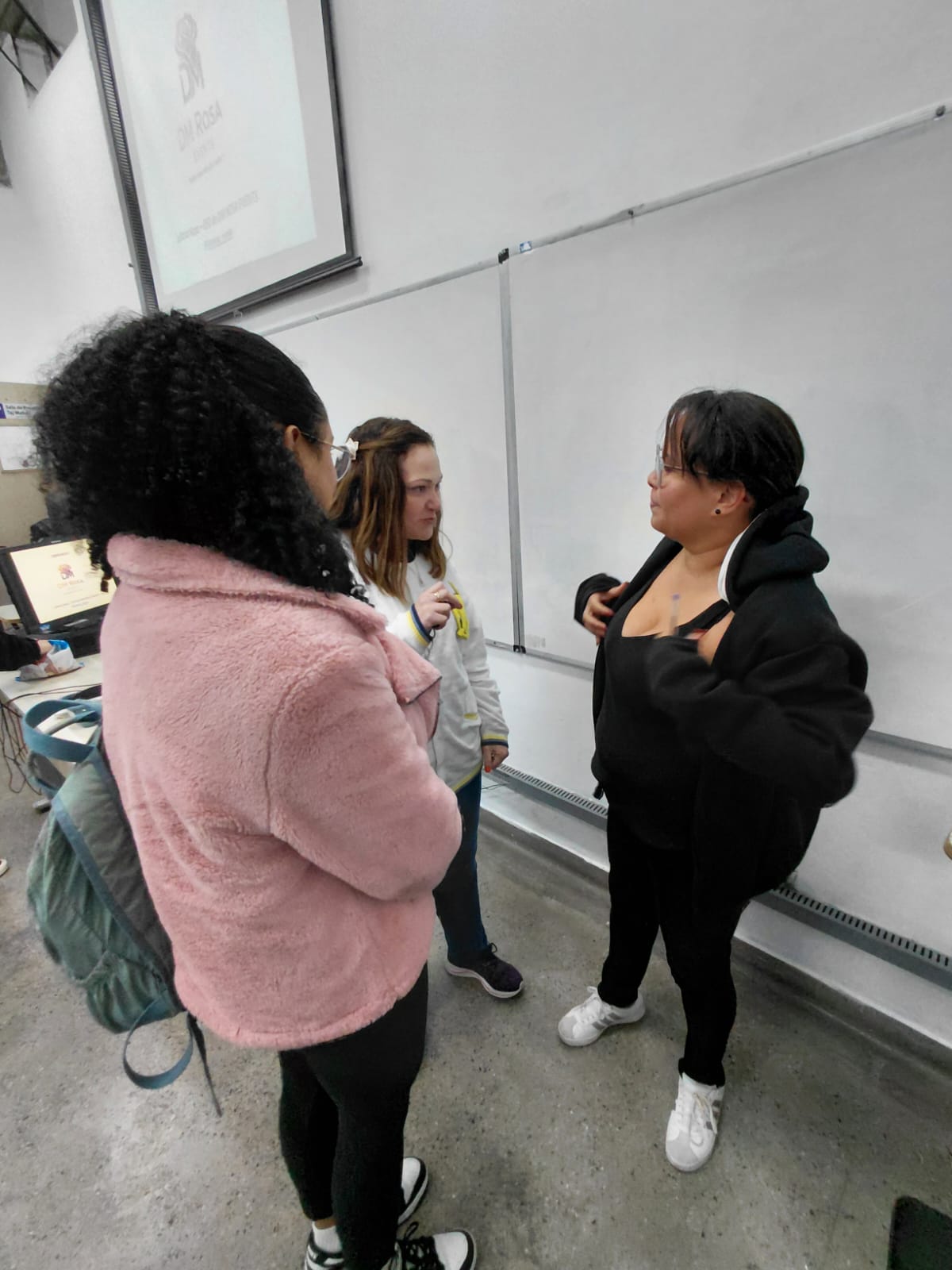 CEO respondendo dúvidas dos futuros turismólogos